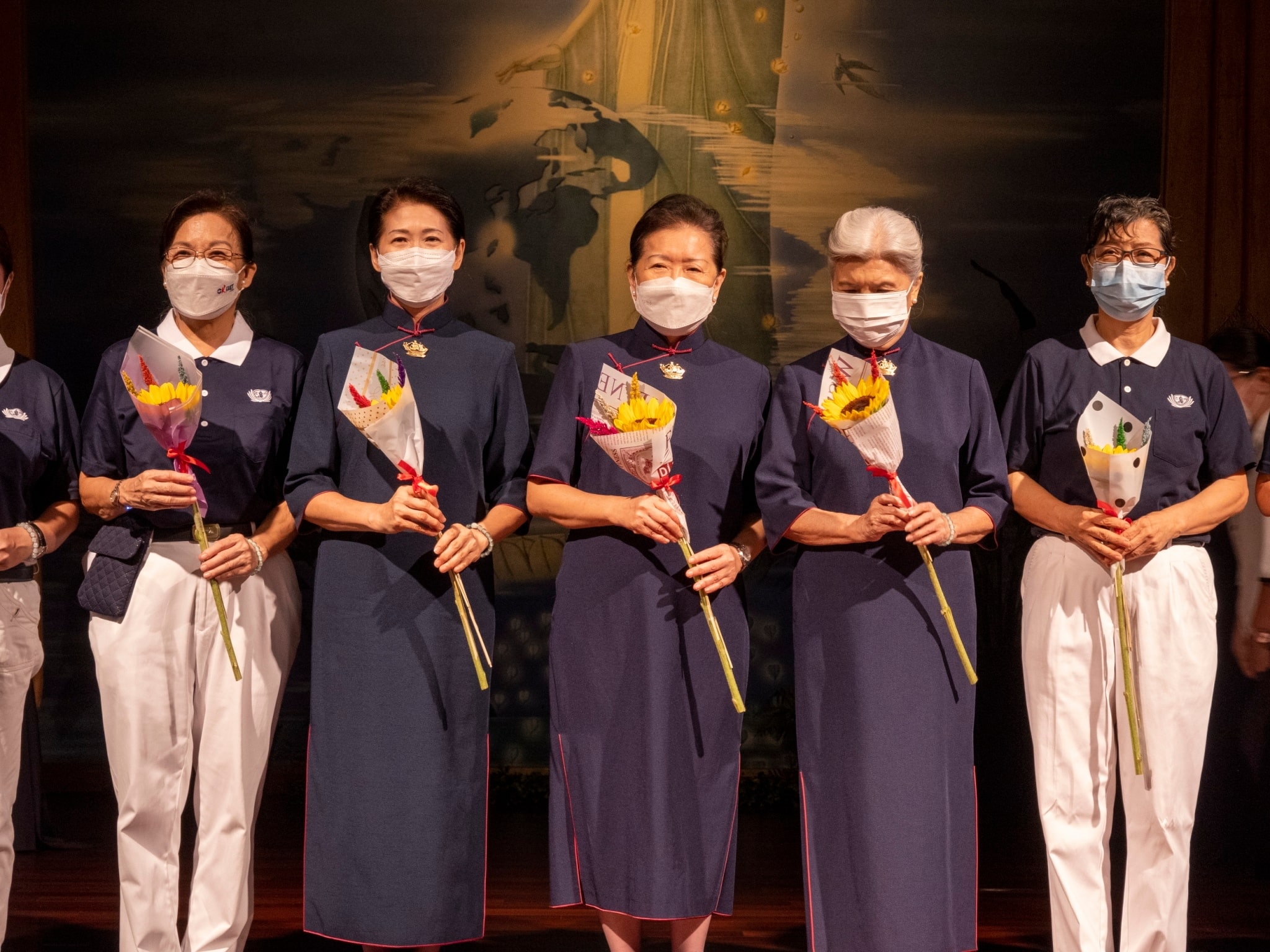 Tzu Chi volunteers pose for a photo after receiving the flowers. 【Photo by Matt Serrano】