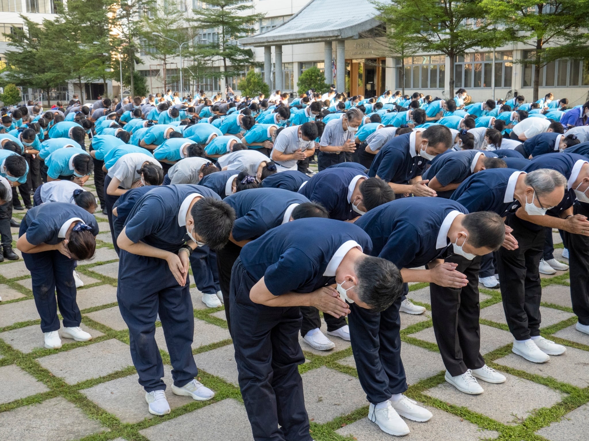 On November 4, Tzu Chi Foundation started its 29th anniversary in the Philippines with the solemn three steps and one bow ceremony at the grounds of Buddhist Tzu Chi Campus in Sta. Mesa, Manila. Commissioners, staffers, volunteers, scholars, and special guests participated in the dawn ritual.【Photo by Matt Serrano】