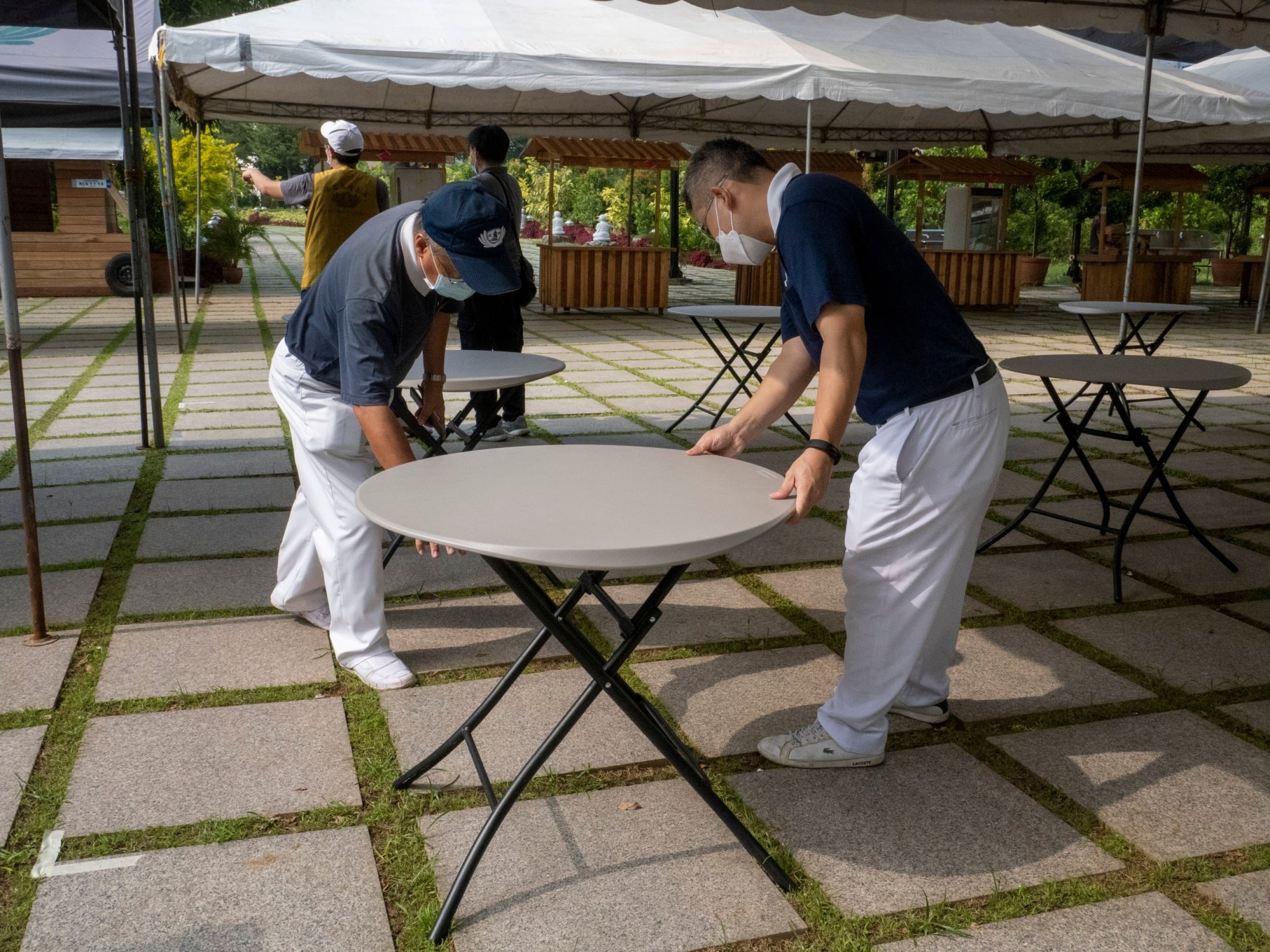 Guests can enjoy freshly prepared veggie treats at the BTCC grounds. Volunteers set up tables for visitors. 【Photo by Matt Serrano】