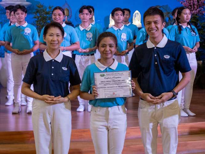 Flanked by Tzu Chi Deputy CEO Woon Ng (left) and Tzu Chi Zamboanga volunteer Harvey Yap (right), Chatline Joy dela Cruz holds up her symbolic Certificate of Completion. The Bachelor of Science in Business Administration (Major in Financial Management) from the Polytechnic University of the Philippines graduates a summa cum laude.