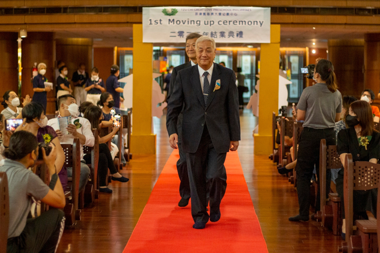 Tzu Chi Philippines CEO Henry Yuñez leads guests in Tzu Chi Great Love Preschool Philippines’ first Moving Up Ceremony on June 17 at the Jing Si Hall of Tzu Chi’s Agno Street branch. 【Photo by Matt Serrano】