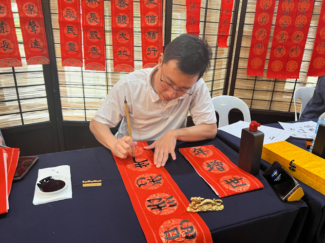 Calligraphy artists grace Tzu Chi’s 2023 Year-end Blessing ceremony.