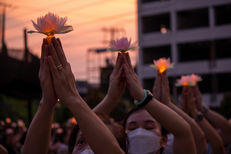 The ceremony culminates with participants raising their lotus candles as they a sing a prayer for peace and harmony in society. 【Photo by Marella Saldonido】