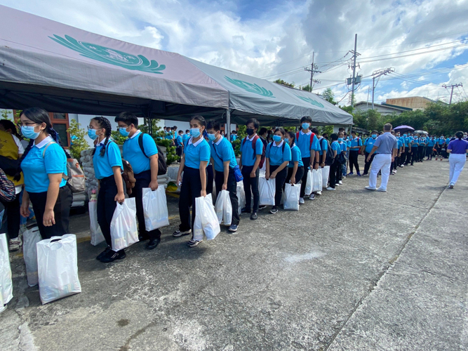 Each scholar received two sacks of 10 kg rice and a bag of assorted grocery items. 【Photo by Matt Serrano】