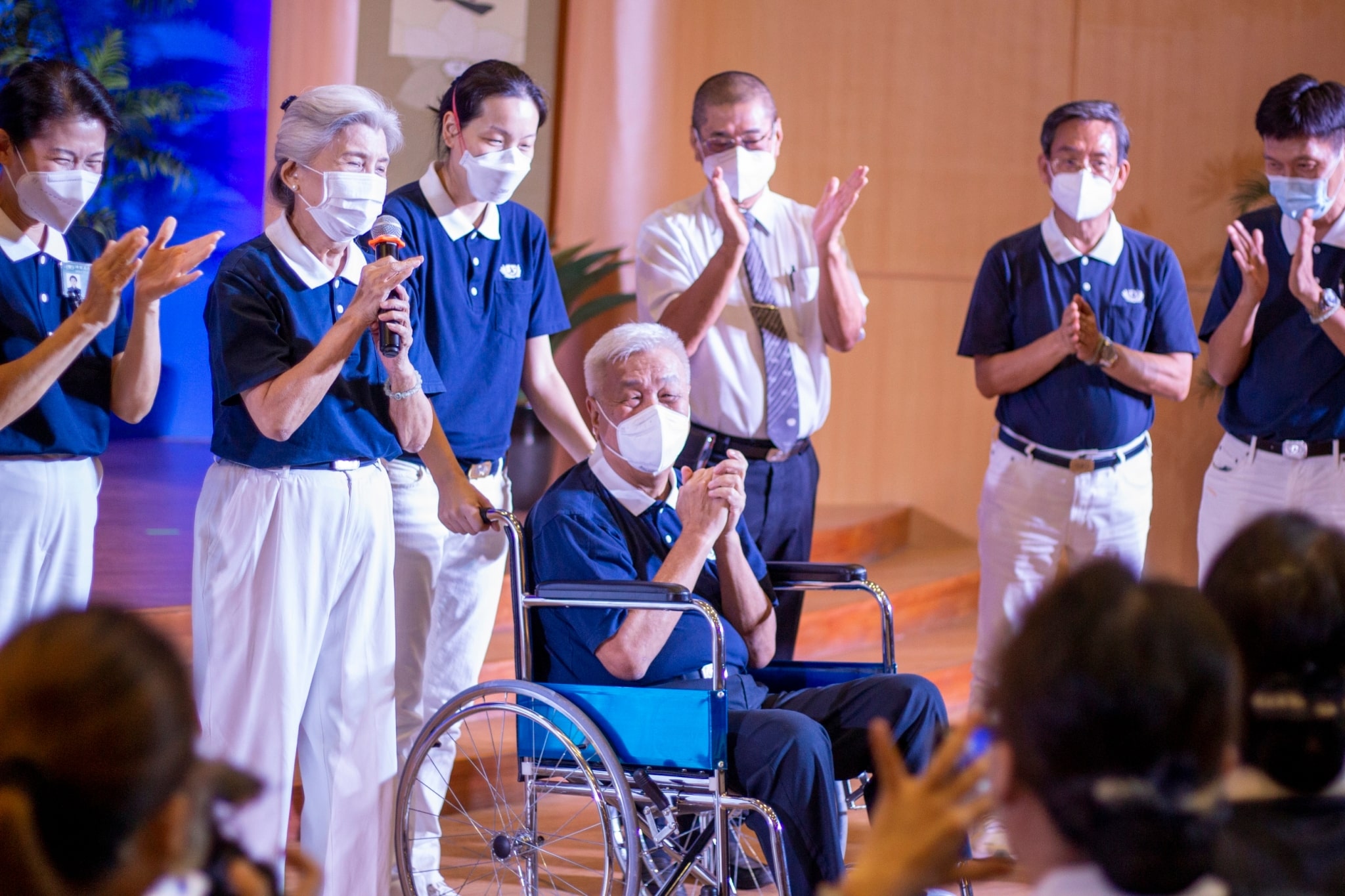 Volunteers offer a song to CEO Henry Yuñez and wish him good health and unlimited blessing.【Photo by Matt Serrano】