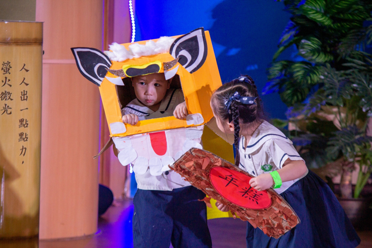 Students of Tzu Chi Great Love Preschool Philippines bring smiles to the audience with their song and dragon dance performance. 【Photo by Marella Saldonido】
