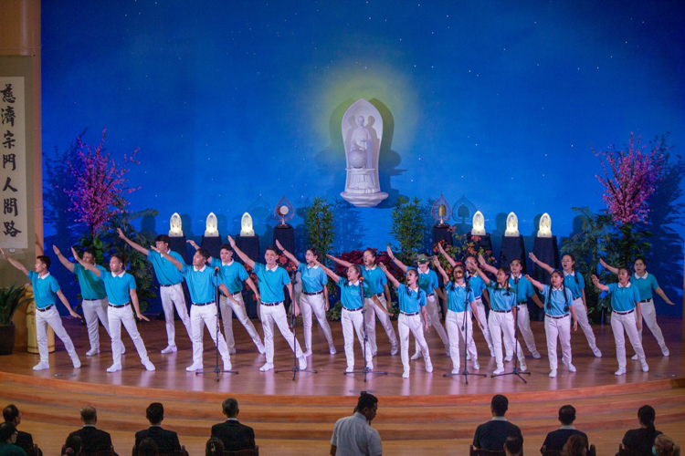 Tzu Chi scholars impress the crowd with their choral singing of the Chinese song “Where the Sun Lingers with Love.” 【Photo by Marella Saldonido】