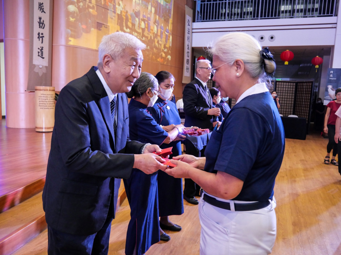 Tzu Chi Philippines CEO Henry Yuñez presents an angpao (red envelope) to Tzu Chi Eye Center Medical Director, Dr. Bernardita Navarro. 【Photo by Matt Serrano】