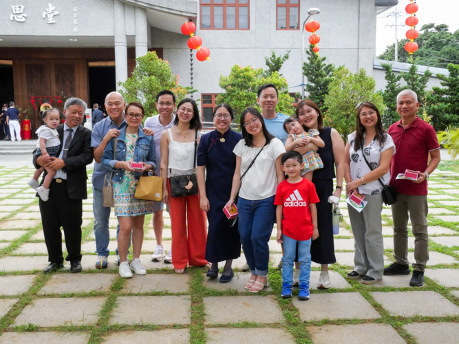 Multiple generations of families joyously attend the annual Year-end Blessing ceremony. 【Photo by Matt Serrano】