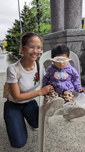 Accompanied by her mother, Mylene, baby Bella attends Tzu Chi’s Charity Day at the Buddhist Tzu Chi Campus on May 26, 2024, just 18 days after her surgery, to learn from volunteers and receive rice and groceries.