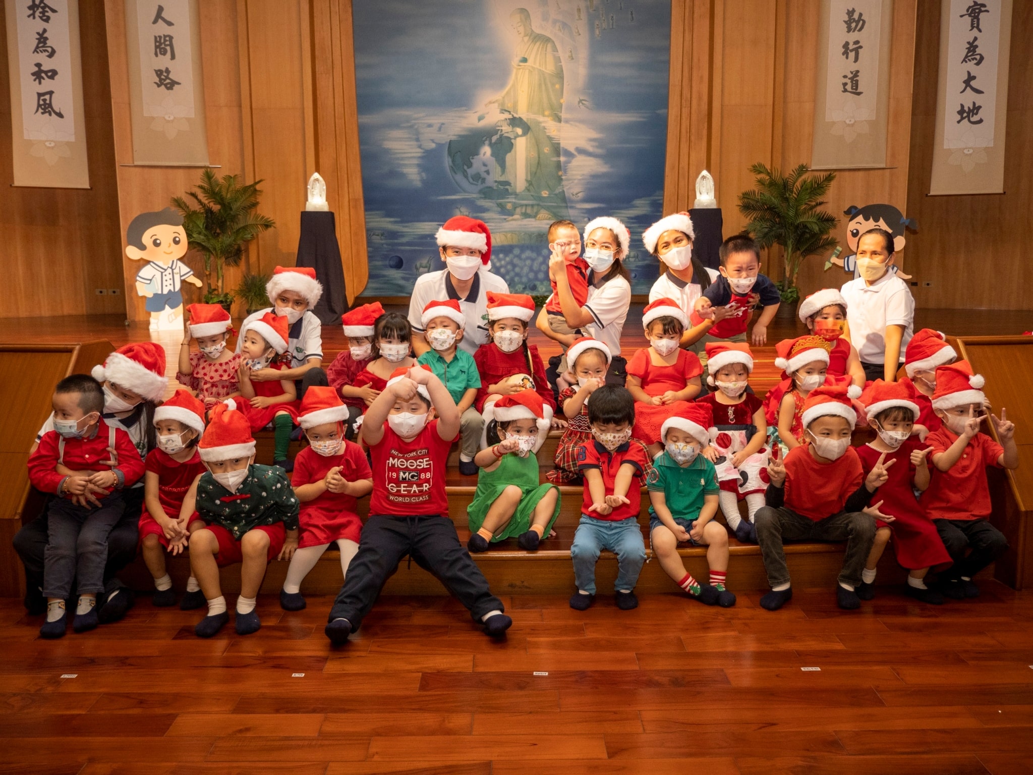 Students join Tzu Chi Great Love Preschool Philippines staff for a group photo.【Photo by Harold Alzaga】