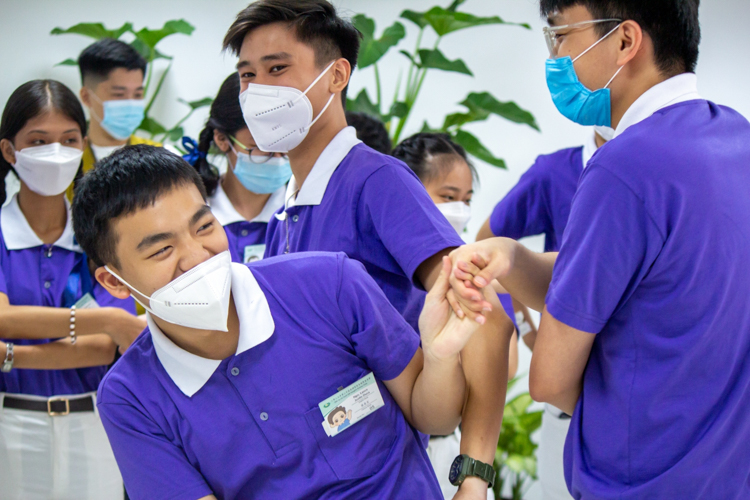 Participants untie a human knot in a group activity. 【Photo by Marella Saldonido】