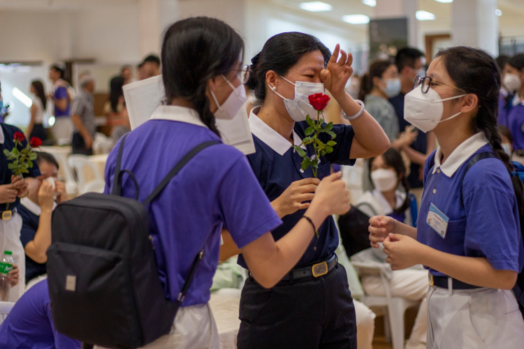 It was a heartfelt moment when participants meet their parents at the Jing Si Hall. 【Photo by Harold Alzaga】
