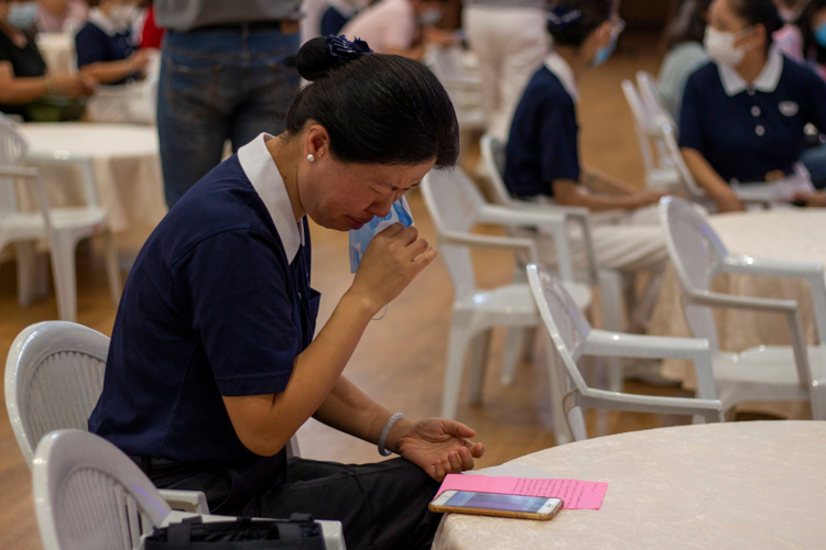 At the closing ceremony, parents of participants arrive at the Jing Si Hall and read the letters written for them by their children. 【Photo by Harold Alzaga】