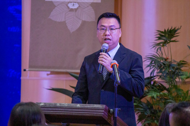 Tzu Chi Philippines Deputy CEO Wilson Hung presented Tzu Chi’s accomplishments in a 2023 report. 【Photo by Matt Serrano】