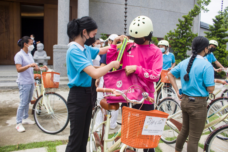 “I felt this was Justine’s chance to have a source of income,” says Tzu Chi scholar Jhasmine Yecla (left) of why she thought of giving the bike to her brother Justine (right). A Food Panda rider, Justine’s bike was stolen from their home last January.【Photo by Matt Serrano】