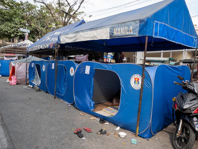 For now, fire victims are temporarily sheltered in modular evacuation tents lined along Teodora Alonzo Street, Sta. Cruz, Manila. 【Photo by Matt Serrano】