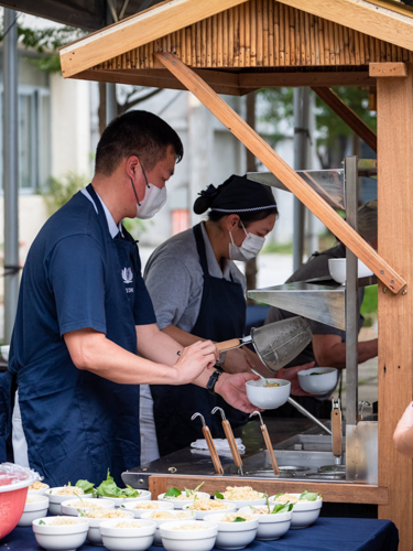 Volunteers prepare Dan Dan noodle soup, a famous Taiwanese street food. 【Photo by Daniel Lazar】