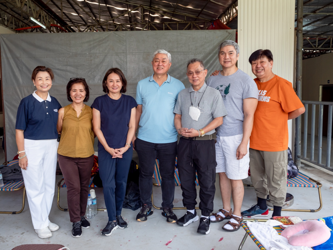 TIMA doctors with Tzu Chi volunteer Molita Chua (leftmost). 【Photo by Daniel Lazar】