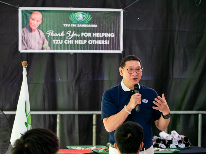 Tzu Chi Zamboanga Coordinator Dr. Anton Mari Lim leads the closing program on July 21 to express appreciation to the patients and their families. 【Photo by Daniel Lazar】