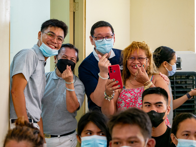A mother of a patient (rightmost) happily poses for a photo with Tzu Chi Zamboanga volunteers. 【Photo by Daniel Lazar】