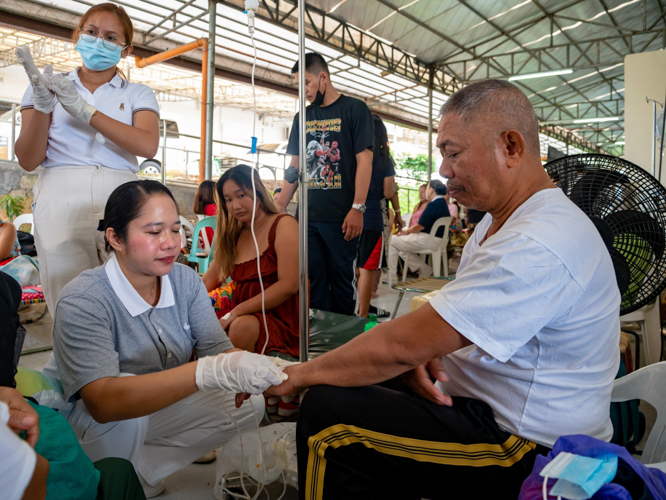 Tzu Chi volunteer Kristal Casiple takes care of a patient at the holding area. 【Photo by Daniel Lazar】
