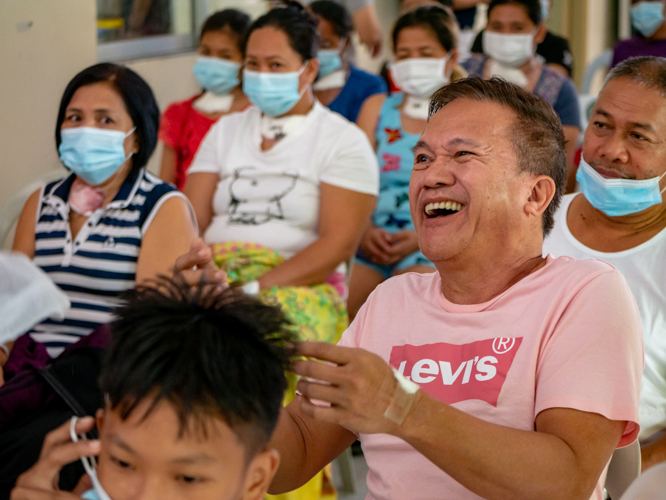 A patient cracks a big smile as he interacts with a Tzu Chi volunteer. 【Photo by Daniel Lazar】