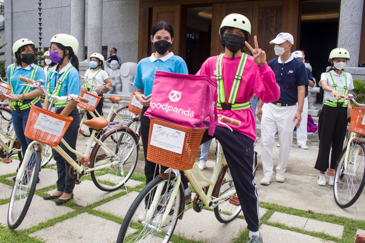 “Thank you to the Tzu Chi Foundation for giving me renewed hope to work again. I promise to take good care of the bike!” says Justine Yecla.【Photo by Matt Serrano】