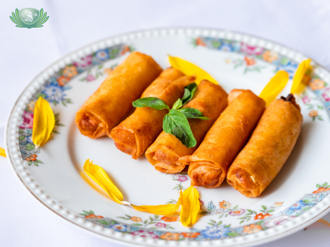 Banana rolls with sesame and jackfruit (turon) topped with mint leaves【Photo by Daniel Lazar】