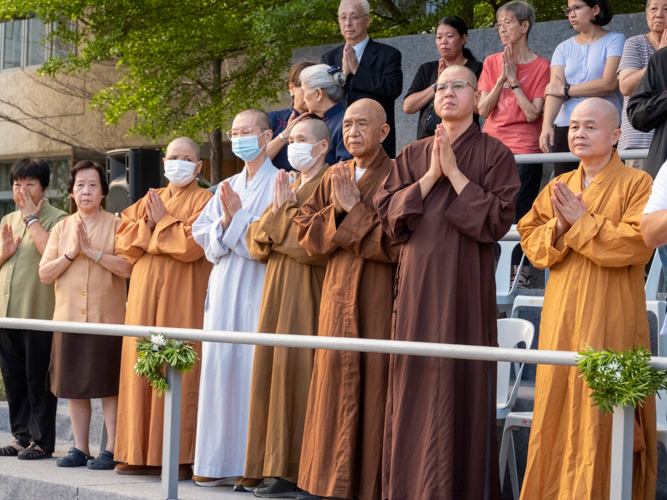 Dharma masters join the Tzu Chi community in prayer.