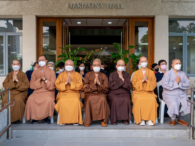Dharma Masters join Tzu Chi Philippines in prayer on Buddha Day celebration. 【Photo by Daniel Lazar】