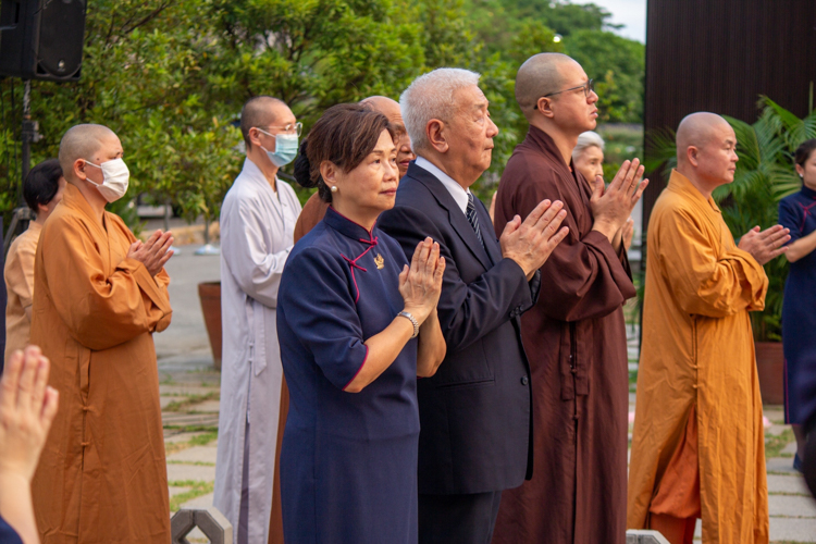 Dharma masters, accompanied by Tzu Chi volunteer Molita Chua and CEO Henry Yuñez, take the lead in the Buddha Bathing Ceremony.