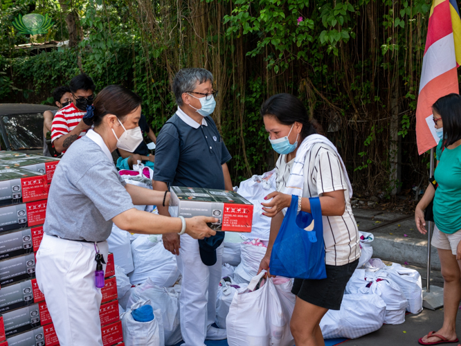 Tzu Chi volunteers distribute gas stove, casserole, 10 kilos of rice, and other cooking needs and hygiene supplies to 106 families in Brgy. UP Campus, Village A. 【Photo by Daniel Lazar】