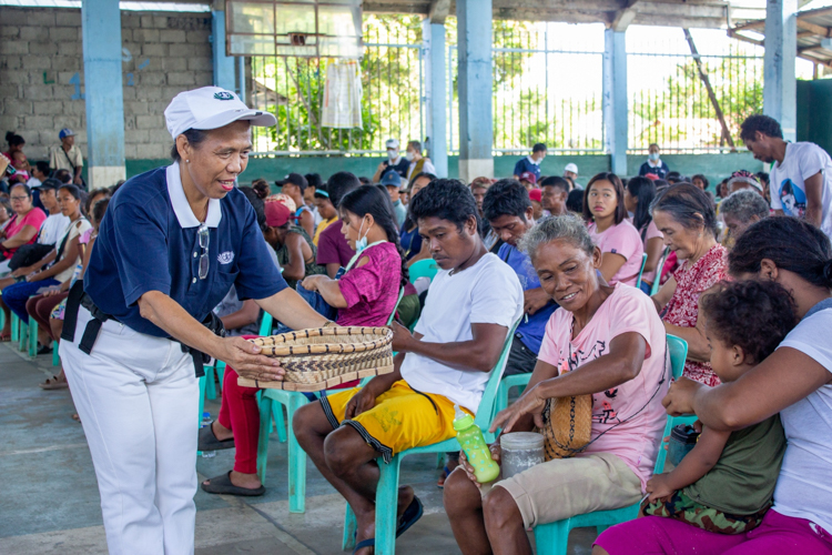 Beneficiaries were given the opportunity to sow seeds of kindness and love by donating coins to benefit other Tzu Chi beneficiaries. 【Photo by Marella Saldonido】