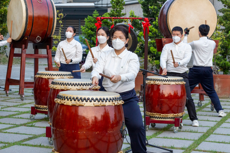 Tzu Chi Youth perform a drum number before the Buddha Bathing Ceremony. 【Photo by Matt Serrano】