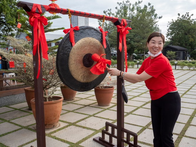 Guests take turns ushering in the auspicious new year by banging a gong. 【Photo by Matt Serrano】
