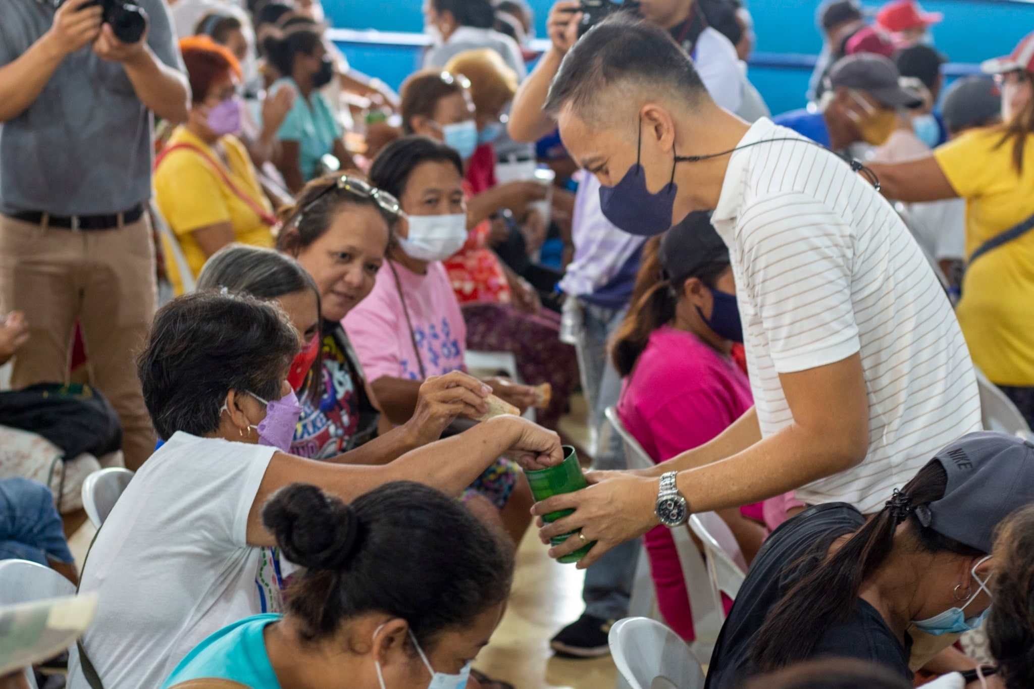 Dingalan Mayor Shierwin Taay assists in the collection of pledges. “It’s my first time to encounter a foundation that reminds calamity victims that they can still be of help to others,” he says. “Even a small amount that you give wholeheartedly allows Tzu Chi to help others in need.”【Photo by Matt Serrano】