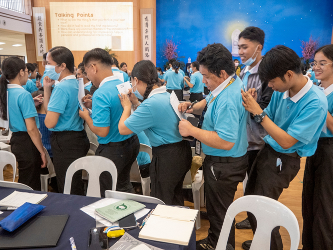 Before the Humanity class, Tzu Chi scholars joined an activity on first impressions, writing their initial thoughts about fellow scholars on a piece of paper stuck to their back.