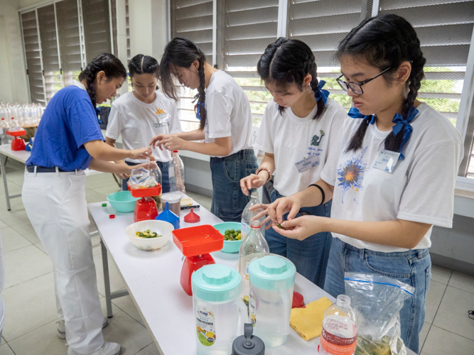 Youth camp participants are taught how to mix enzyme cleanser with calamansi as one of the main ingredients. 