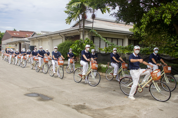 Tzu Chi volunteers wait for the go signal to bike to the Jing Si Auditorium, where 26 scholars await to receive them. 【Photo by Matt Serrano】