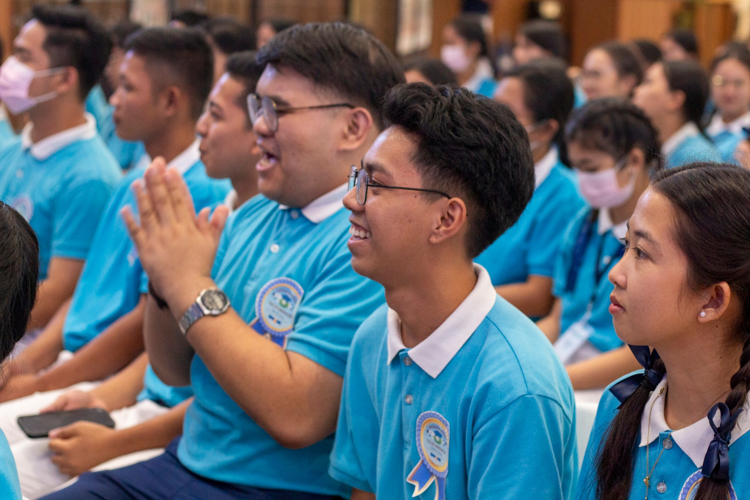 Summa cum laude Kenneth Lagonilla (second from right) and magna cum laude Paolo Nicole Santos (third from right; Bachelor of Library and Information Science from the Philippine Normal University, and Tzu Chi Scholars’ Camp Head) cheer at the announcement of cash awards for those graduating with honors.