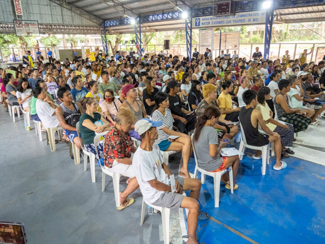 Residents learn all about the Tzu Chi Foundation in a short program before the distribution. 