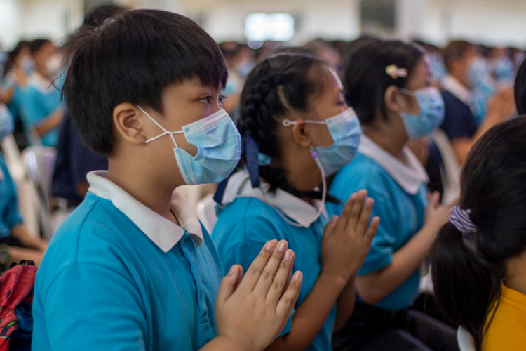 Scholars put their palms together in prayer. 【Photo by Matt Serrano】