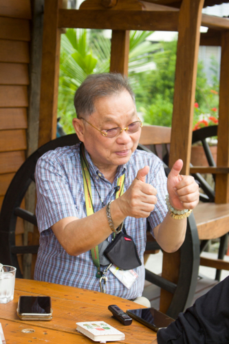 TIMA volunteer Dr. Alejandro Yu Tan demonstrated the way his patients thanked him after thyroid surgery. “This means thank you!” he said. 【Photo by Matt Serrano】