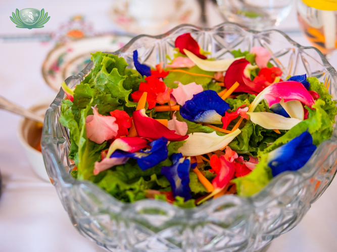 Edible flower petals add color to the freshly-made Garden Green Salad. 【Photo by Daniel Lazar】