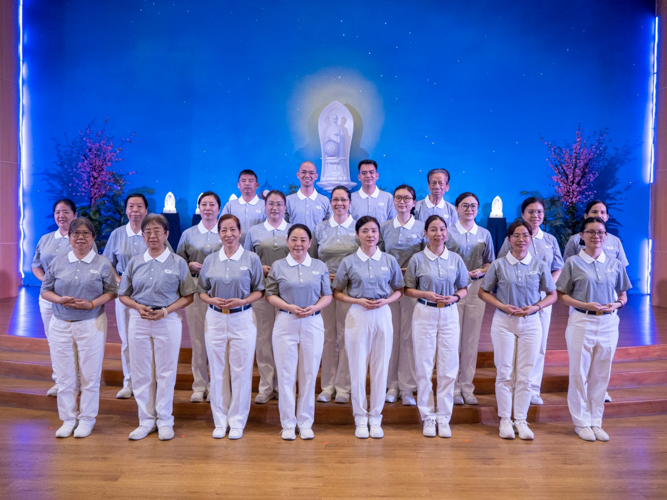 Sporting their official uniform—a gray shirt with white collar and logo of three bamboos—volunteers in training from Tzu Chi Metro Manila smile and pose for a group picture. 【Photo by Matt Serrano】