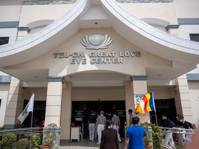 Volunteers had a tour at the Tzu Chi Great Love Eye Center inside the Zamboanga City Medical Center. 【Photo by Harold Alzaga】