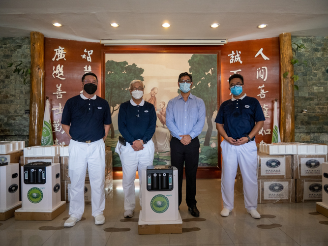 Tzu Chi Philippines CEO Henry Yuñez (2nd from the left) with Zamboanga volunteers Dr. Anton Mari Lim (leftmost) and Bryan Yeo (rightmost) led the turnover of donation of six oxygen concentrators and 16 boxes of surgical masks to ZCMC through Administrator Dr. Afdal Kunting (2nd from the right). 【Photo by Harold Alzaga】