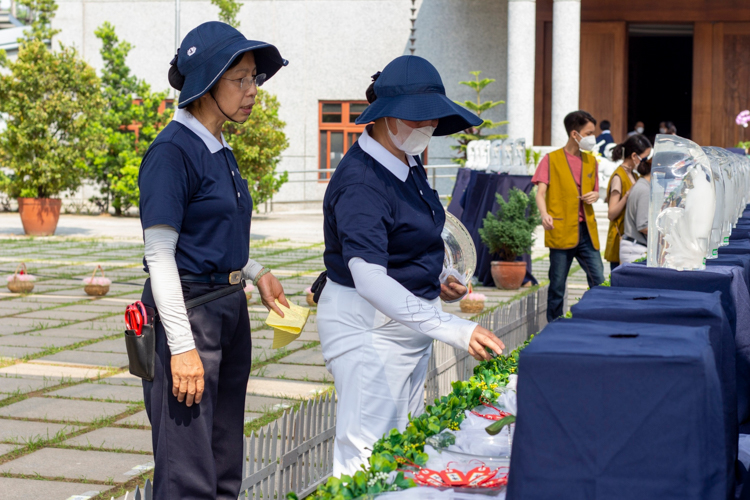 To protect themselves from the extreme summer heat, volunteers wore wide-brim hats and removable sleeves.【Photo by Matt Serrano】