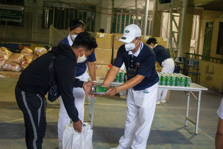 In addition to sacks of rice and groceries, beneficiaries receive a coin bank. The money they save in the can is turned over to Tzu Chi volunteers, to be used to help others in need. 【Photo by Matt Serrano】